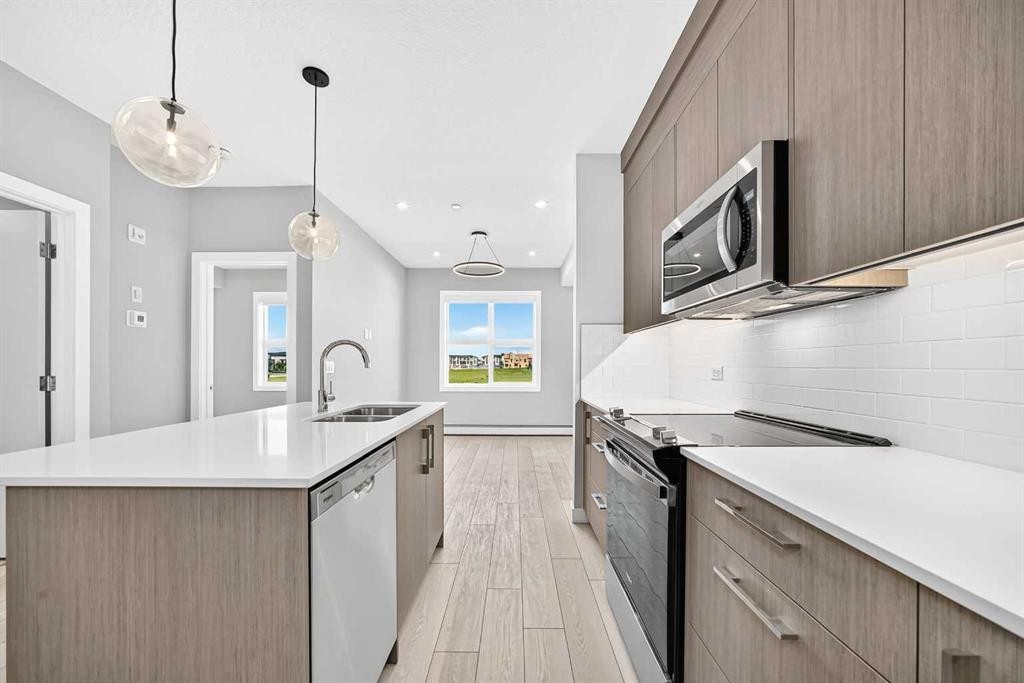 1217-63 Corner Glen Crescent Ne, Calgary, AB - Indoor Photo Showing Kitchen With Double Sink With Upgraded Kitchen