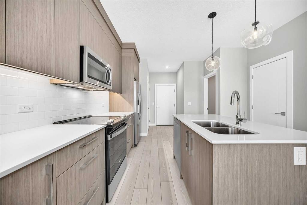 1217-63 Corner Glen Crescent Ne, Calgary, AB - Indoor Photo Showing Kitchen With Double Sink With Upgraded Kitchen