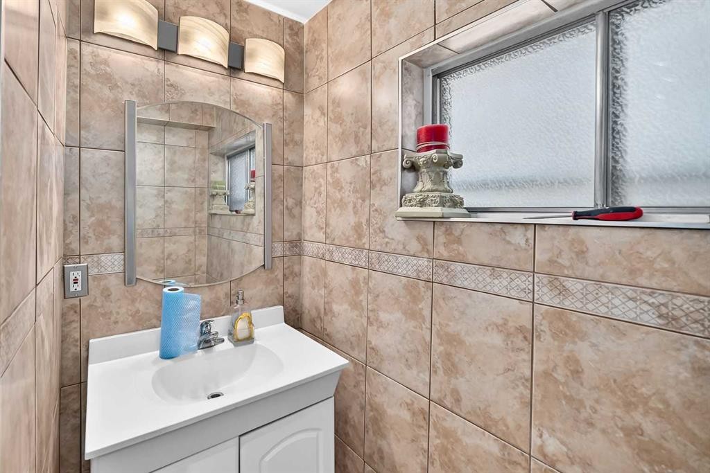 16501 106 Avenue Nw, Edmonton, AB - Indoor Photo Showing Bathroom