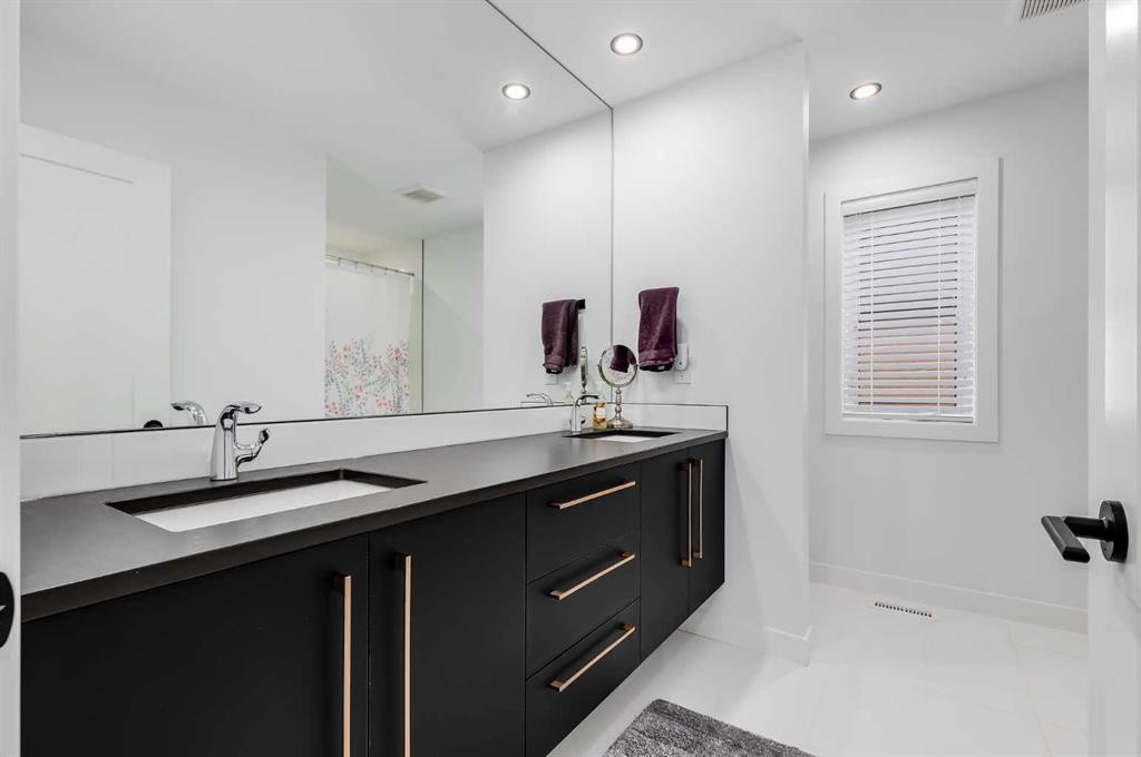 44 Timberline Way Sw, Calgary, AB - Indoor Photo Showing Bathroom