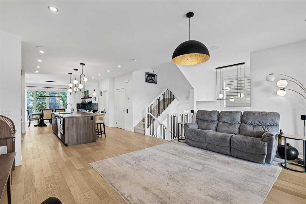 44 Timberline Way Sw, Calgary, AB - Indoor Photo Showing Living Room