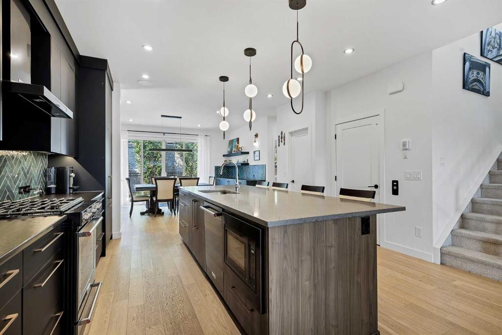 44 Timberline Way Sw, Calgary, AB - Indoor Photo Showing Kitchen With Upgraded Kitchen