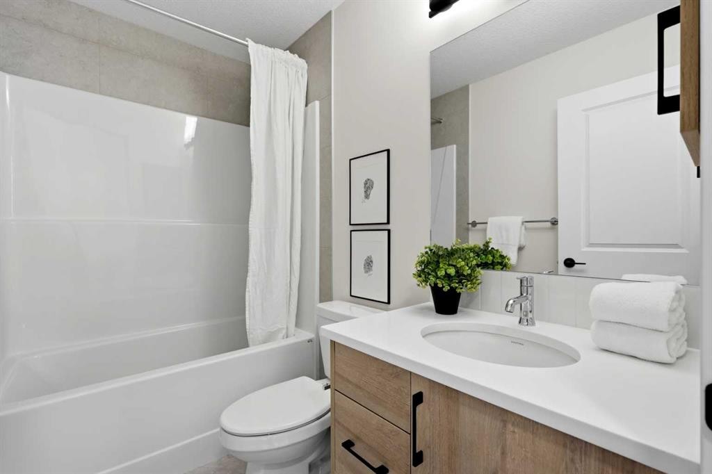 695 Buffaloberry Manor Se, Calgary, AB - Indoor Photo Showing Bathroom