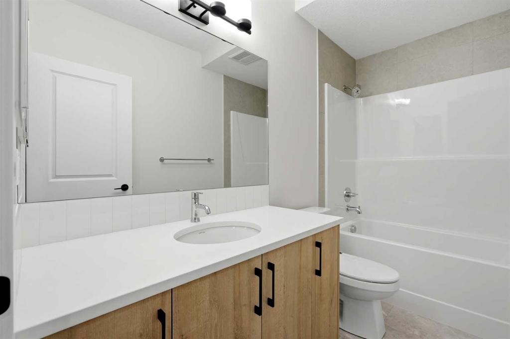 695 Buffaloberry Manor Se, Calgary, AB - Indoor Photo Showing Bathroom