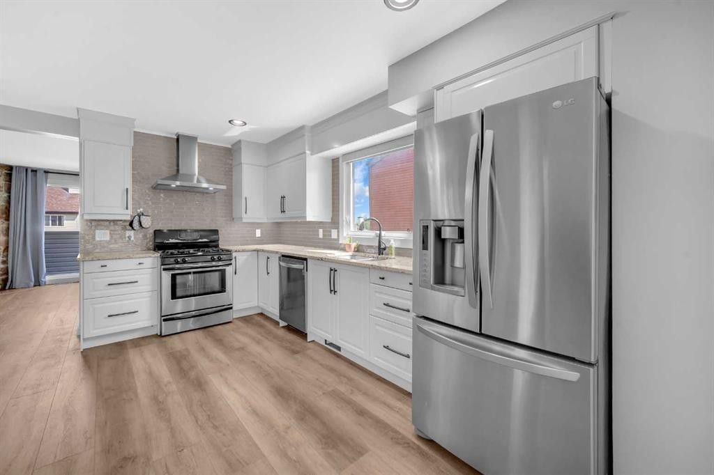 15 Ranch Glen Drive Nw, Calgary, AB - Indoor Photo Showing Kitchen With Upgraded Kitchen