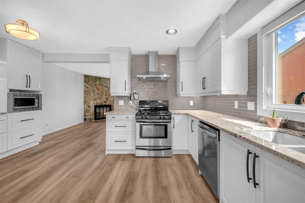 15 Ranch Glen Drive Nw, Calgary, AB - Indoor Photo Showing Kitchen With Upgraded Kitchen