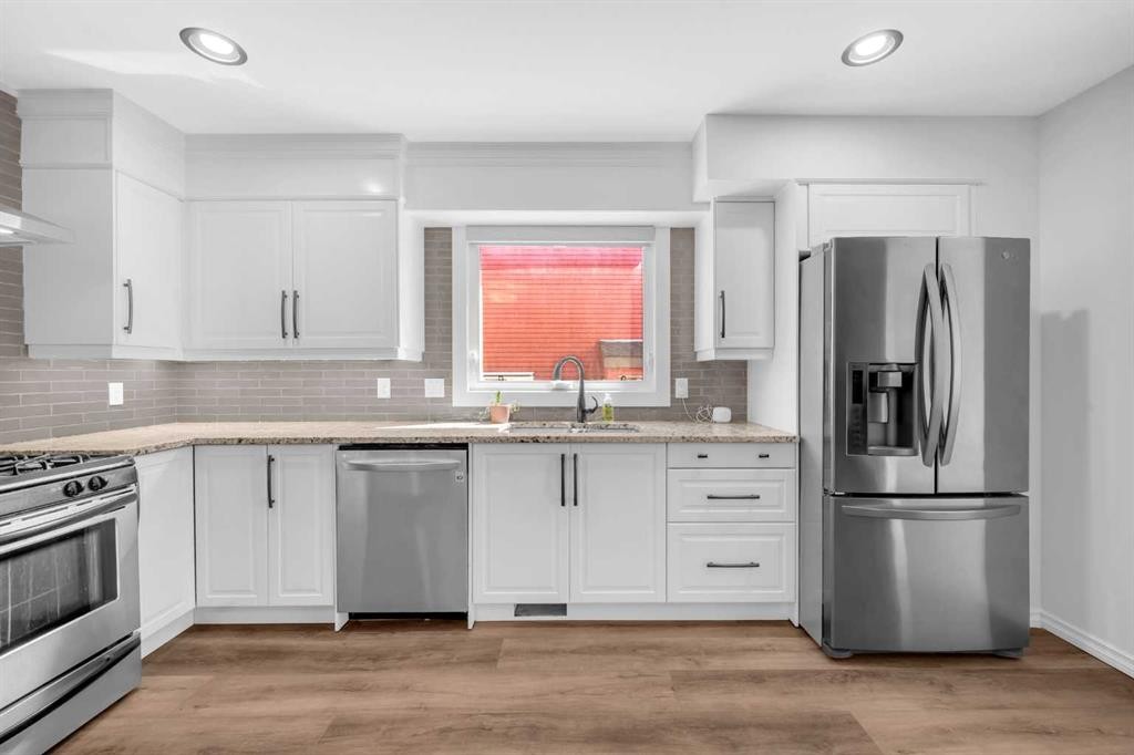 15 Ranch Glen Drive Nw, Calgary, AB - Indoor Photo Showing Kitchen With Upgraded Kitchen