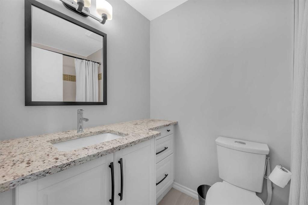 15 Ranch Glen Drive Nw, Calgary, AB - Indoor Photo Showing Bathroom