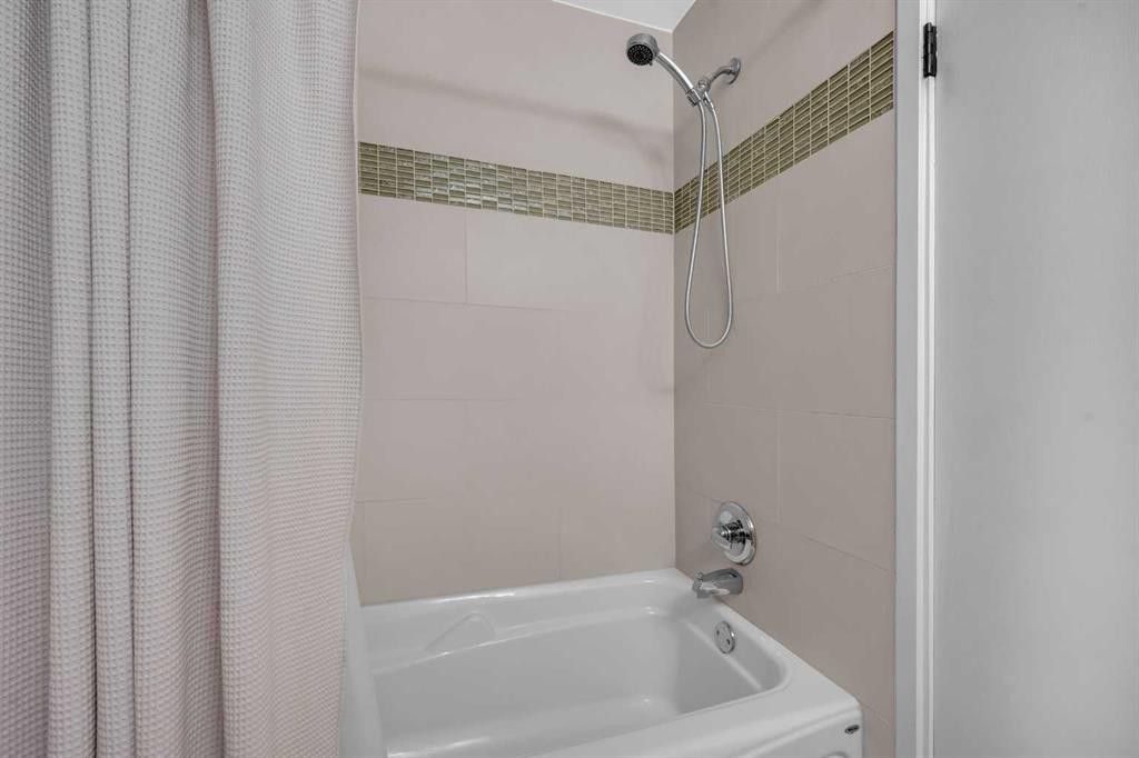 15 Ranch Glen Drive Nw, Calgary, AB - Indoor Photo Showing Bathroom