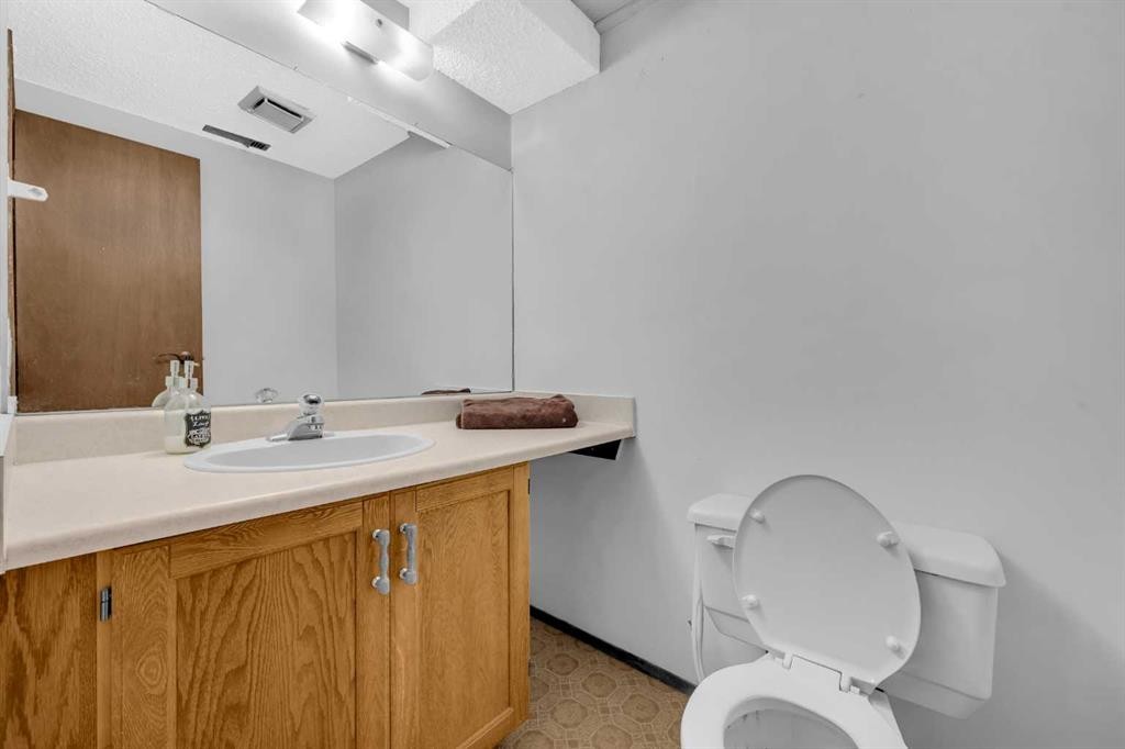 15 Ranch Glen Drive Nw, Calgary, AB - Indoor Photo Showing Bathroom