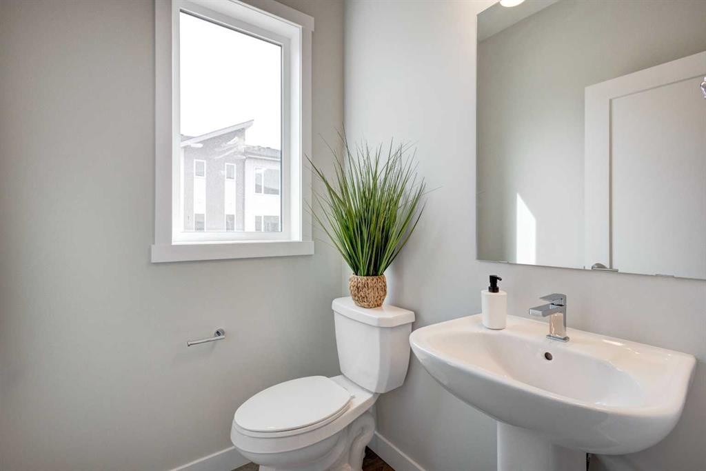 212 Shawnee Square Sw, Calgary, AB - Indoor Photo Showing Bathroom