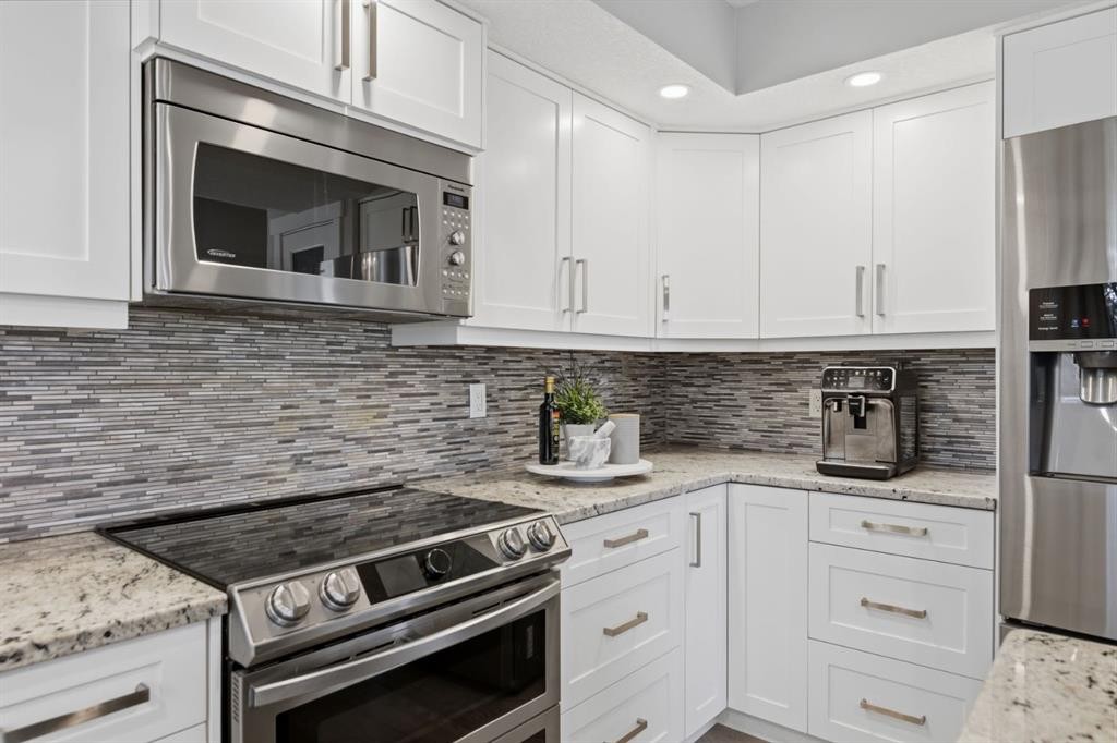 30 Strathcona Road Sw, Calgary, AB - Indoor Photo Showing Kitchen With Stainless Steel Kitchen With Upgraded Kitchen