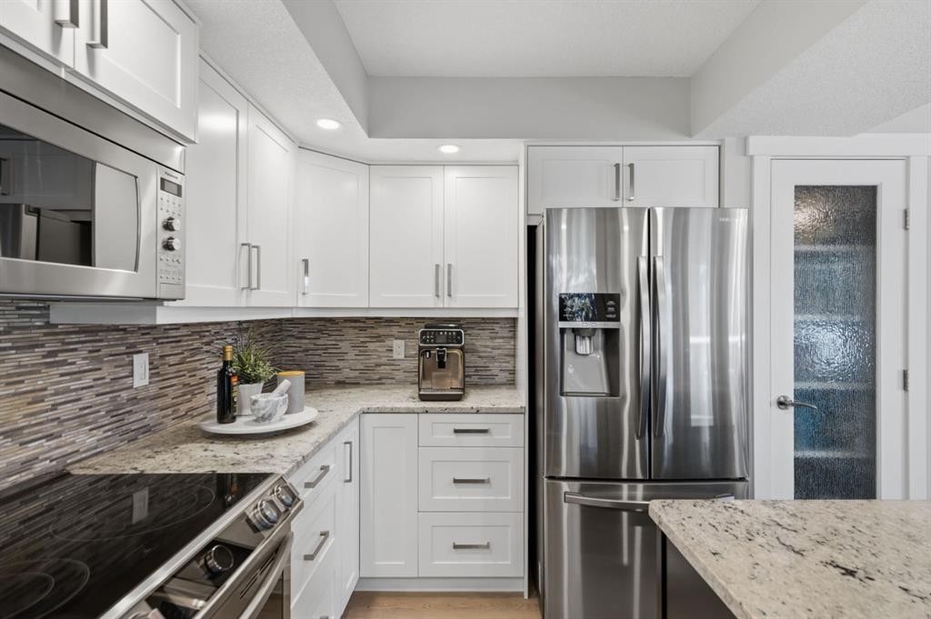 30 Strathcona Road Sw, Calgary, AB - Indoor Photo Showing Kitchen With Stainless Steel Kitchen With Upgraded Kitchen