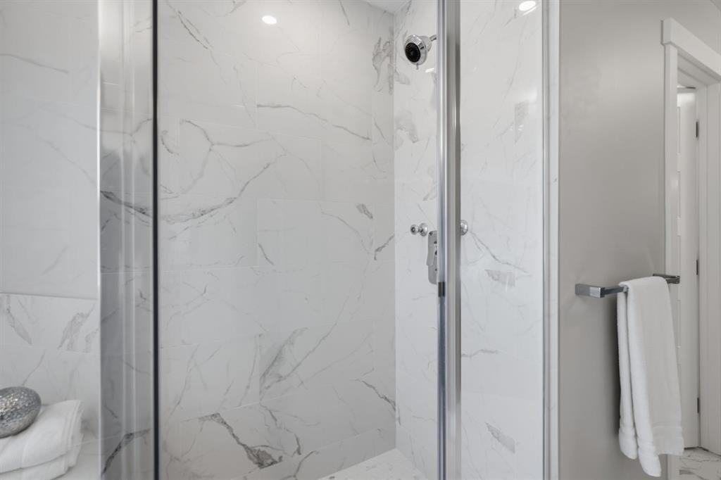 30 Strathcona Road Sw, Calgary, AB - Indoor Photo Showing Bathroom