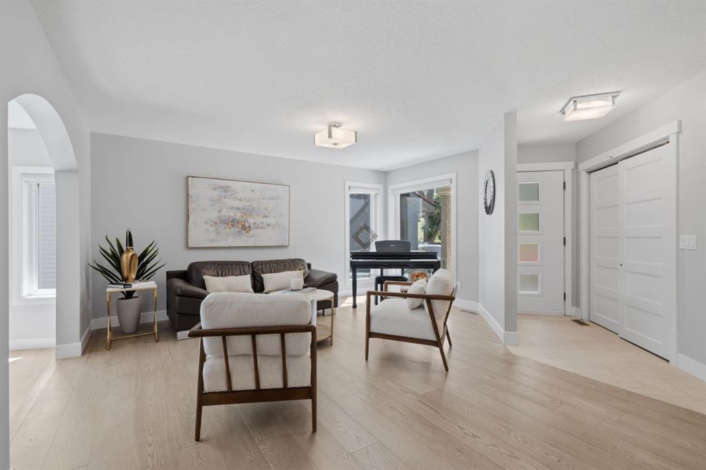30 Strathcona Road Sw, Calgary, AB - Indoor Photo Showing Living Room