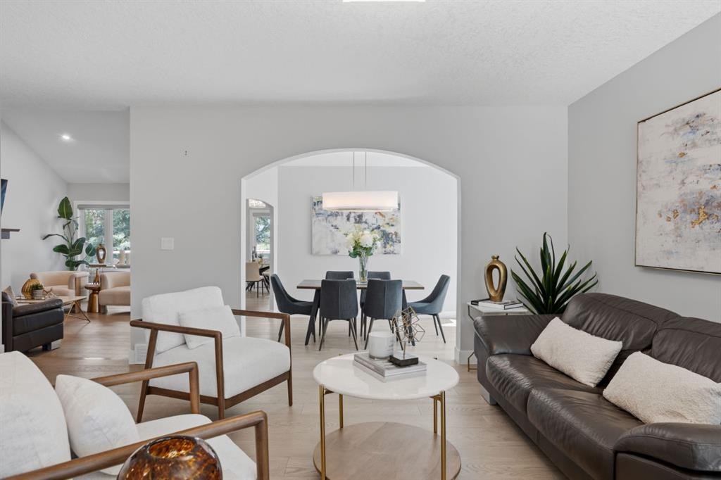 30 Strathcona Road Sw, Calgary, AB - Indoor Photo Showing Living Room
