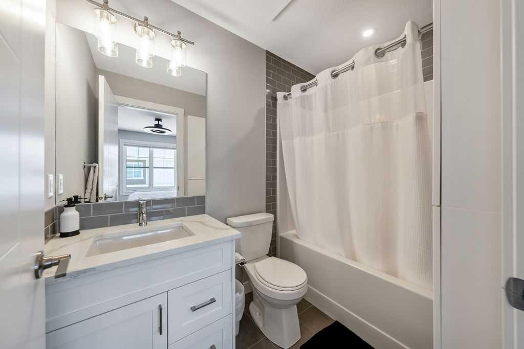 869 Cranston Avenue Se, Calgary, AB - Indoor Photo Showing Bathroom