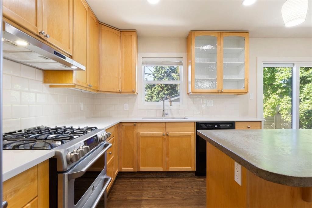 69 Winslow Crescent Sw, Calgary, AB - Indoor Photo Showing Kitchen