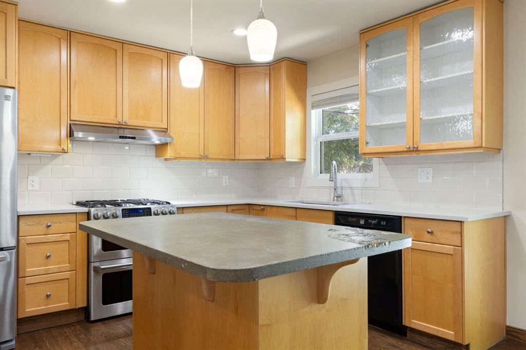 69 Winslow Crescent Sw, Calgary, AB - Indoor Photo Showing Kitchen