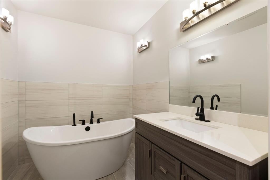 69 Winslow Crescent Sw, Calgary, AB - Indoor Photo Showing Bathroom