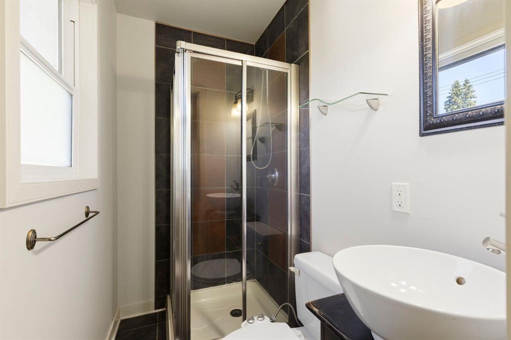 69 Winslow Crescent Sw, Calgary, AB - Indoor Photo Showing Bathroom