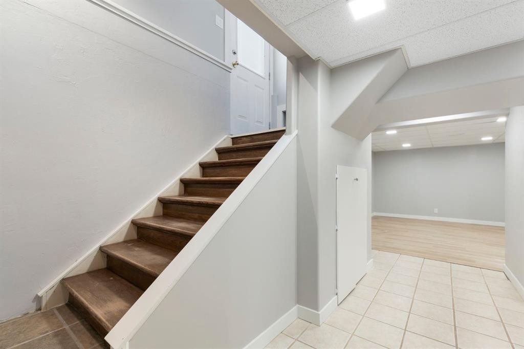 69 Winslow Crescent Sw, Calgary, AB - Indoor Photo Showing Other Room