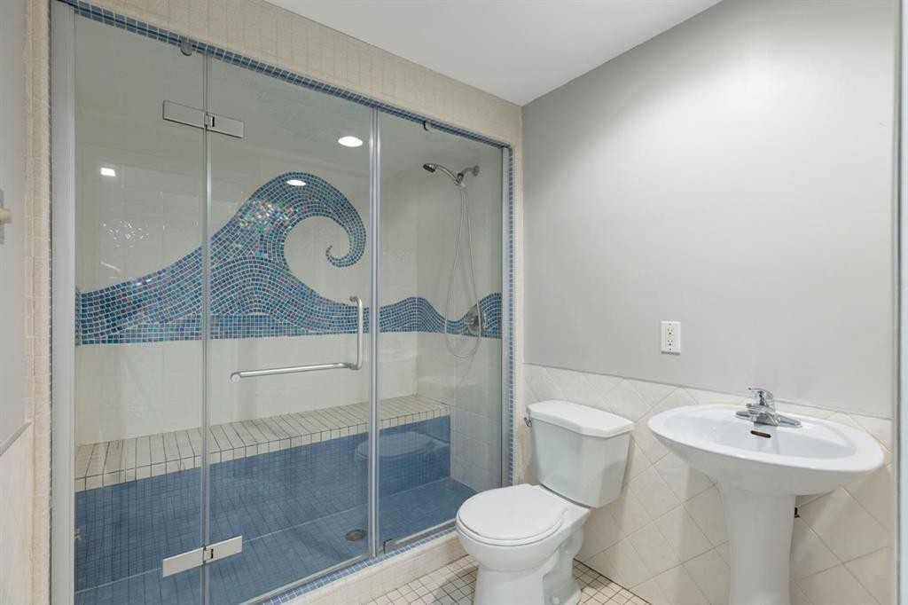 69 Winslow Crescent Sw, Calgary, AB - Indoor Photo Showing Bathroom