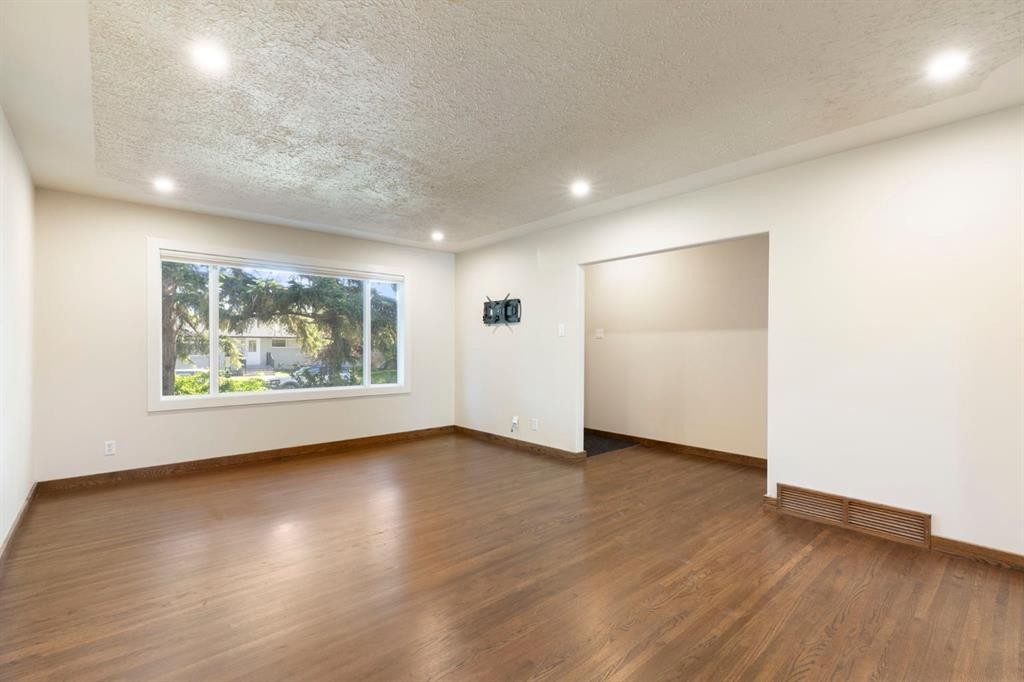 69 Winslow Crescent Sw, Calgary, AB - Indoor