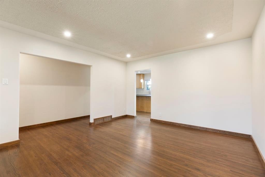 69 Winslow Crescent Sw, Calgary, AB - Indoor Photo Showing Other Room