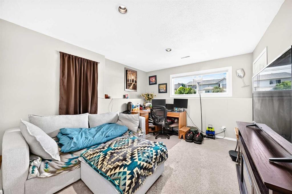 4 Strathford Place, Strathmore, AB