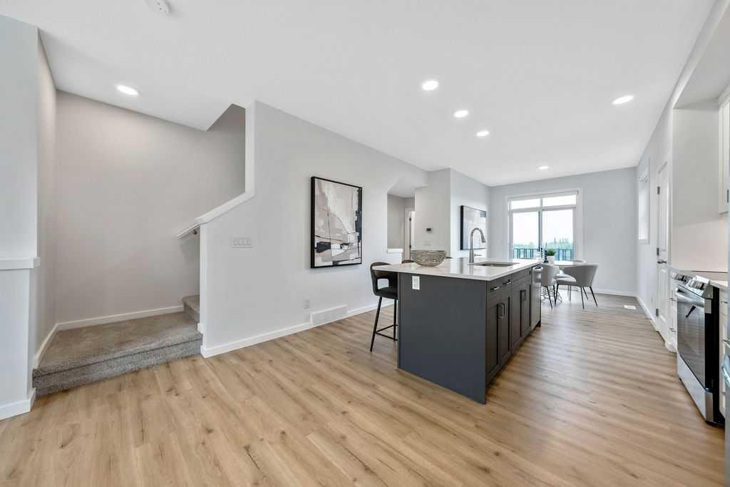 86 Spring Willow Close Sw, Calgary, AB - Indoor Photo Showing Kitchen