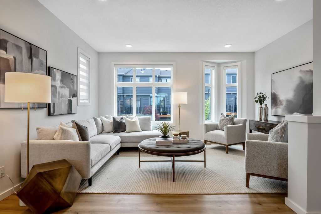 86 Spring Willow Close Sw, Calgary, AB - Indoor Photo Showing Living Room