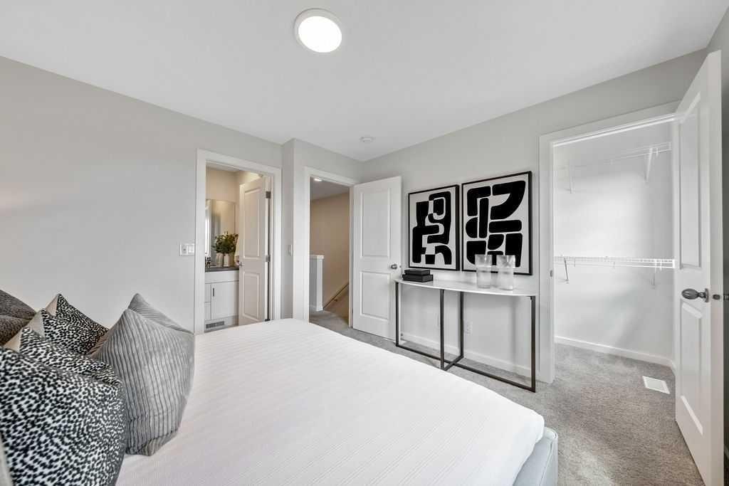 86 Spring Willow Close Sw, Calgary, AB - Indoor Photo Showing Bedroom