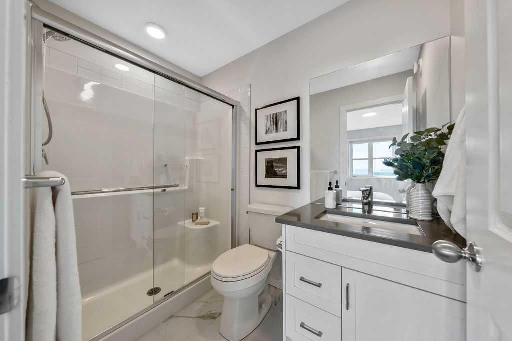 86 Spring Willow Close Sw, Calgary, AB - Indoor Photo Showing Bathroom