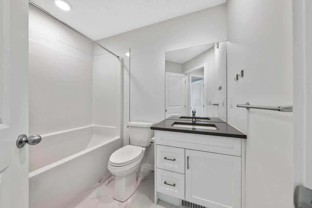 86 Spring Willow Close Sw, Calgary, AB - Indoor Photo Showing Bathroom