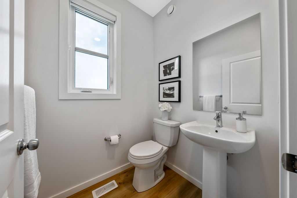 86 Spring Willow Close Sw, Calgary, AB - Indoor Photo Showing Bathroom
