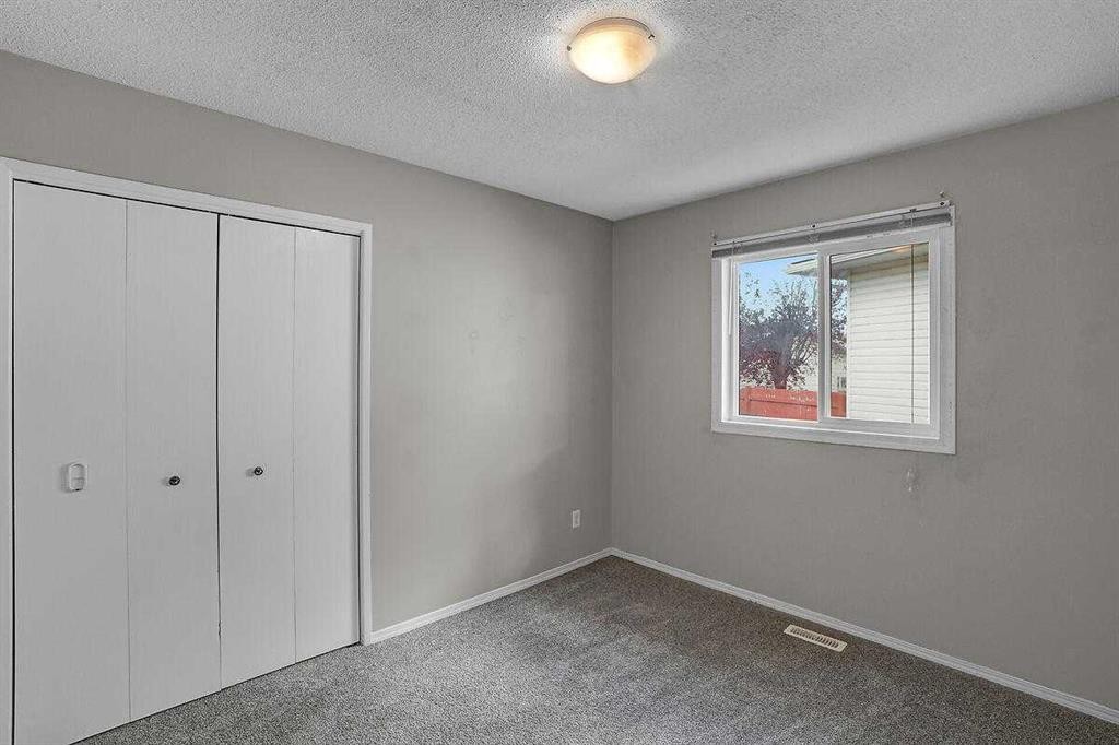 151 Midlawn Close Se, Calgary, AB