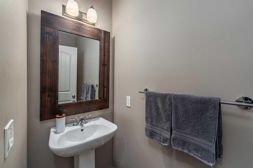 220 Copperpond Green Se, Calgary, AB - Indoor Photo Showing Bathroom