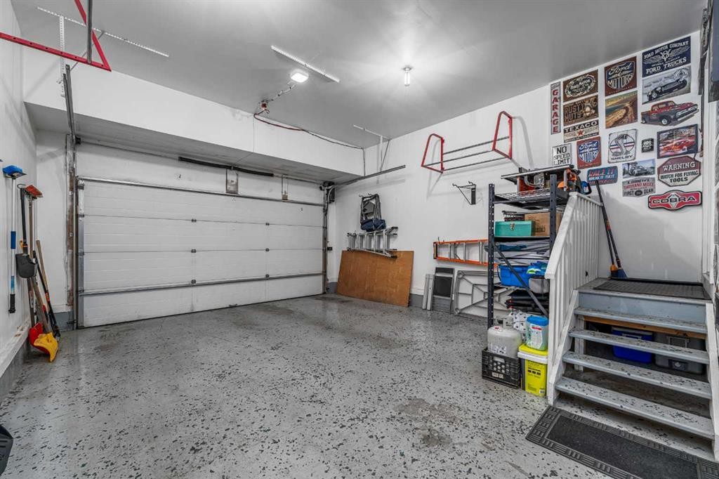220 Copperpond Green Se, Calgary, AB - Indoor Photo Showing Garage