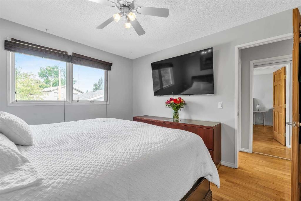 215 Erin Woods Drive Se, Calgary, AB - Indoor Photo Showing Bedroom