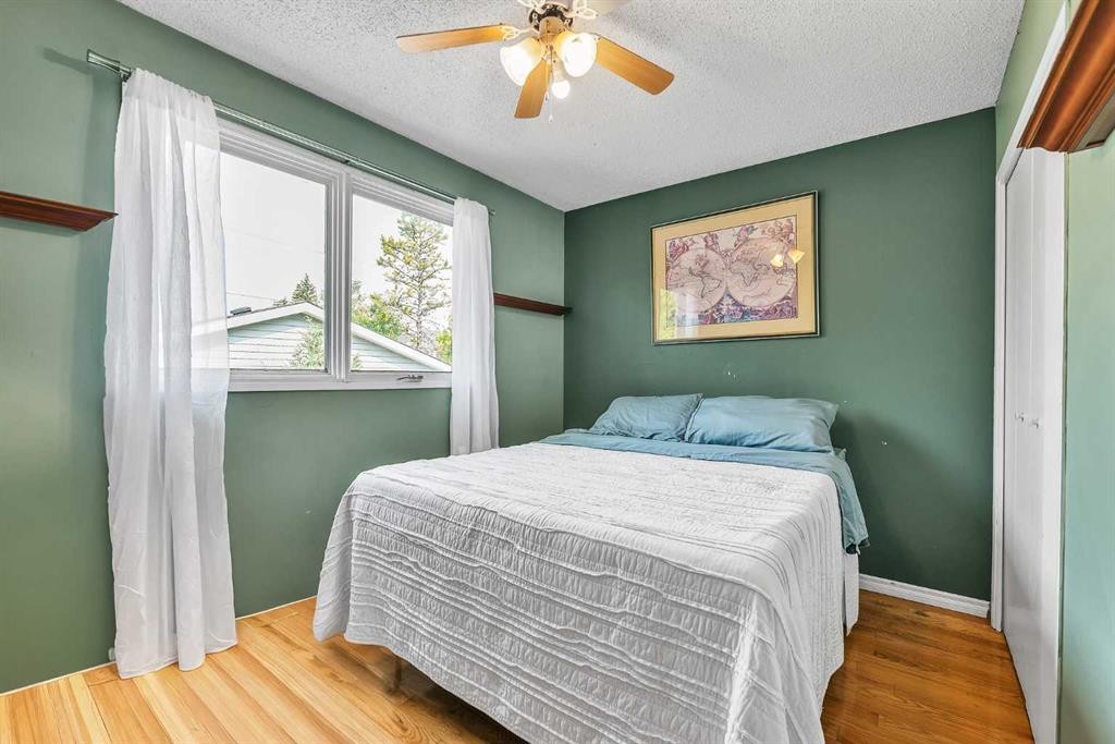 215 Erin Woods Drive Se, Calgary, AB - Indoor Photo Showing Bedroom