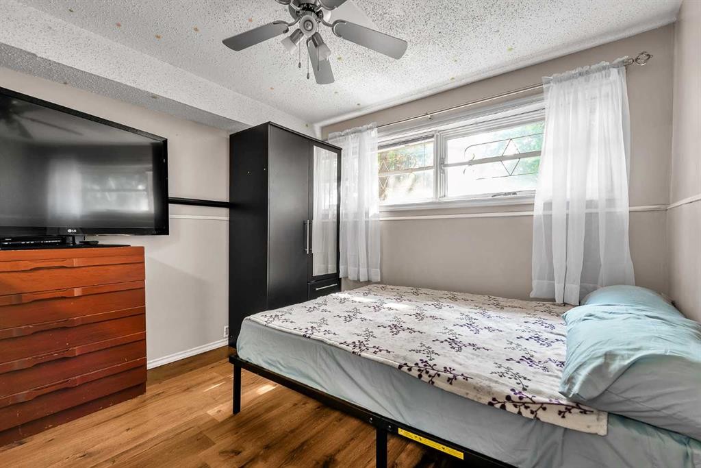 215 Erin Woods Drive Se, Calgary, AB - Indoor Photo Showing Bedroom