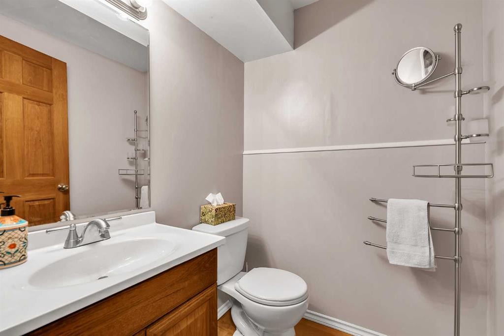 215 Erin Woods Drive Se, Calgary, AB - Indoor Photo Showing Bathroom