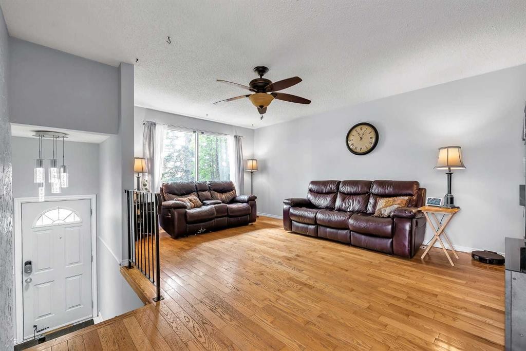 215 Erin Woods Drive Se, Calgary, AB - Indoor Photo Showing Living Room