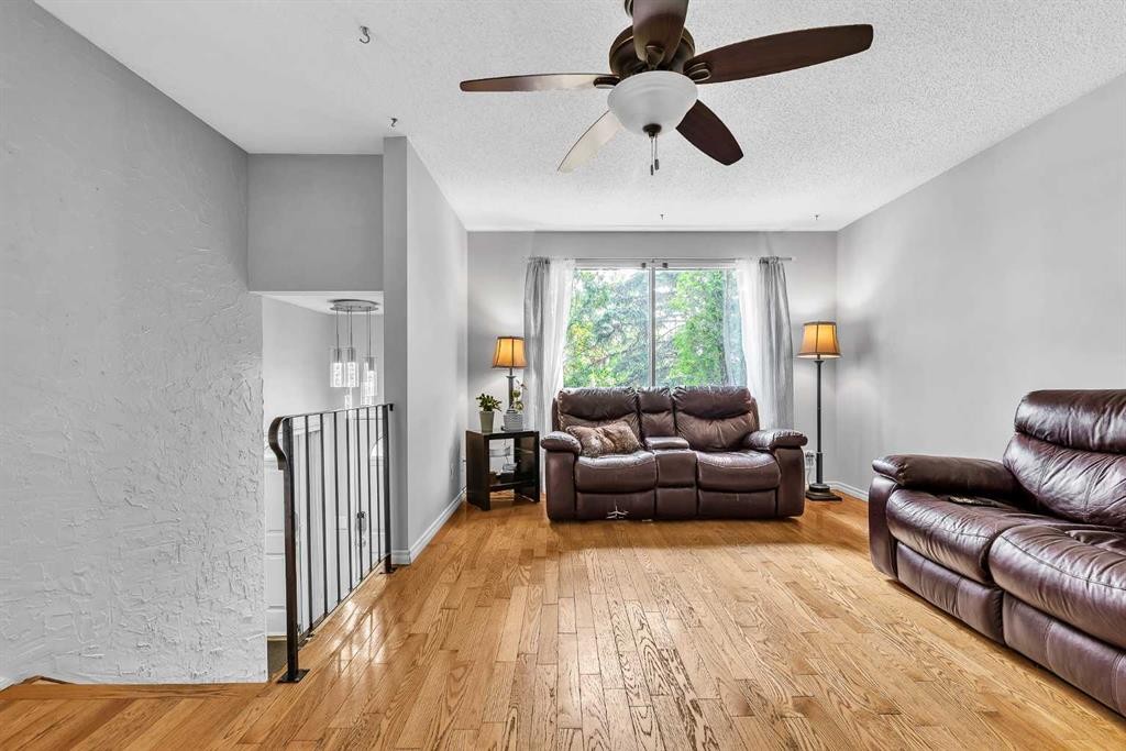 215 Erin Woods Drive Se, Calgary, AB - Indoor Photo Showing Living Room
