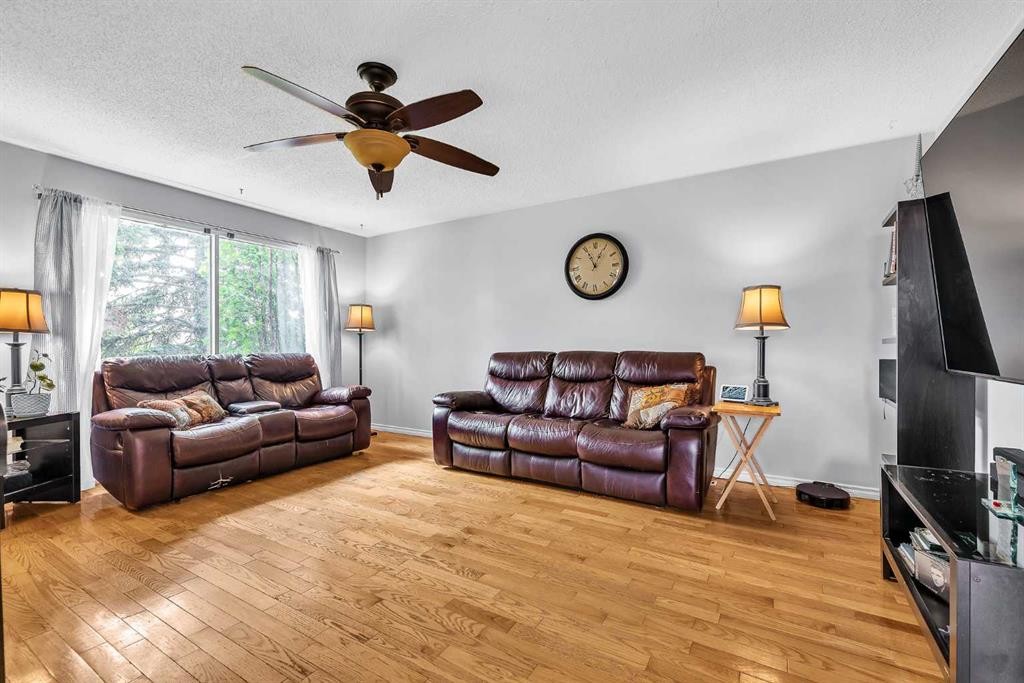 215 Erin Woods Drive Se, Calgary, AB - Indoor Photo Showing Living Room