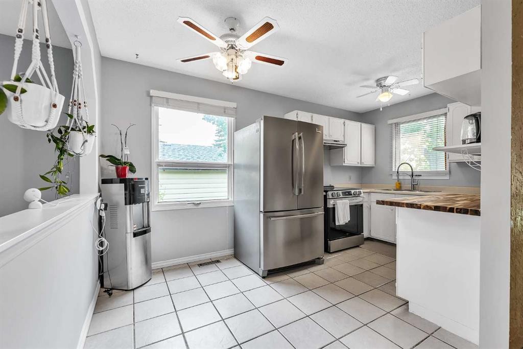 215 Erin Woods Drive Se, Calgary, AB - Indoor Photo Showing Kitchen With Stainless Steel Kitchen