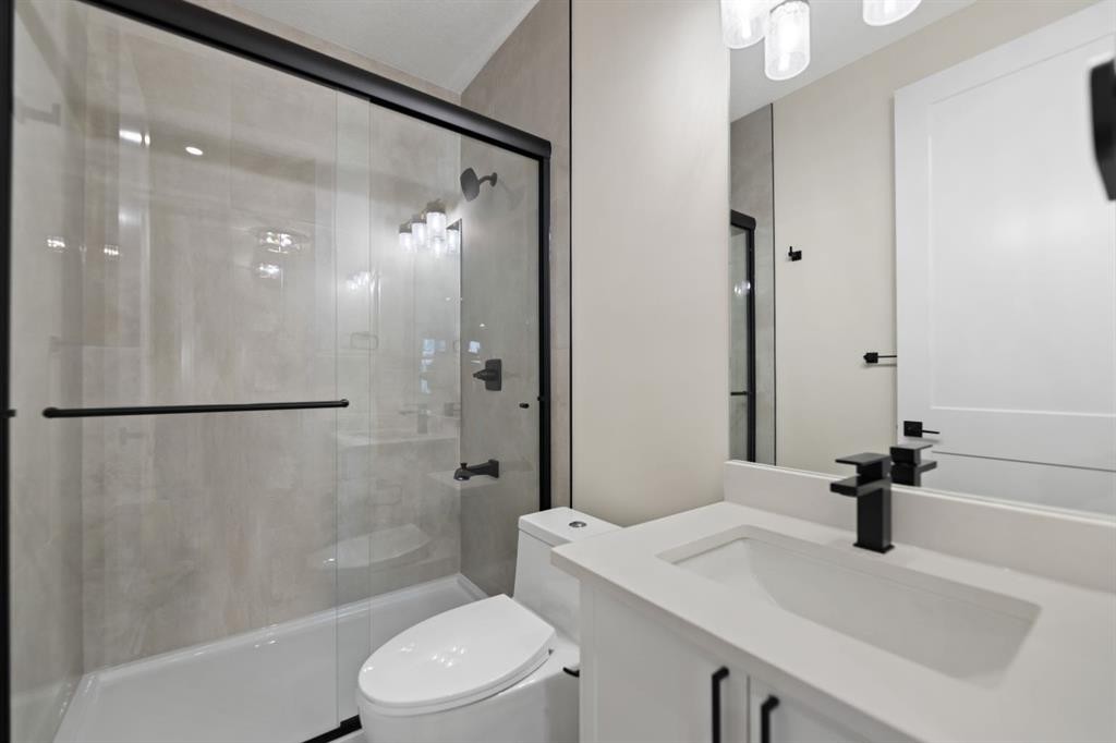 39 South Shore Road, Chestermere, AB - Indoor Photo Showing Bathroom