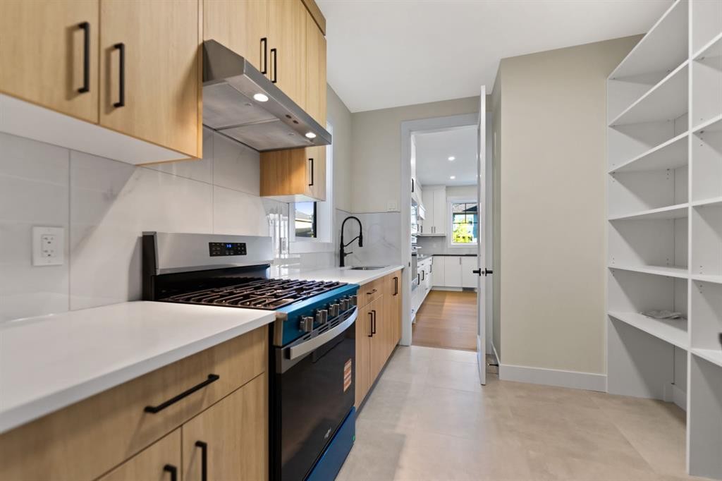 39 South Shore Road, Chestermere, AB - Indoor Photo Showing Kitchen