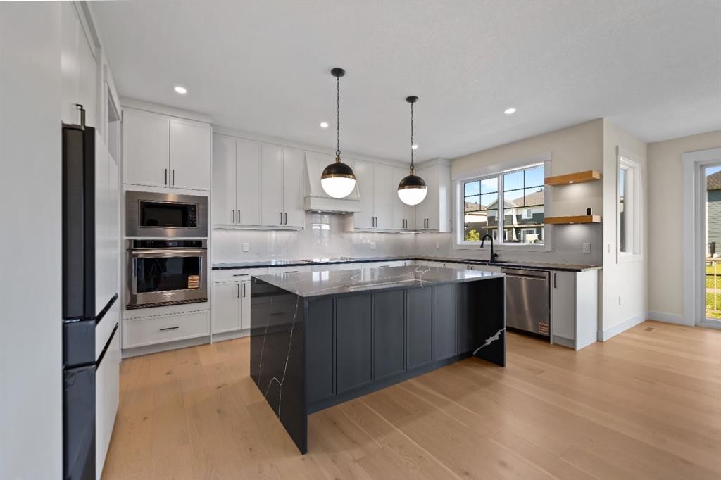 39 South Shore Road, Chestermere, AB - Indoor Photo Showing Kitchen With Upgraded Kitchen